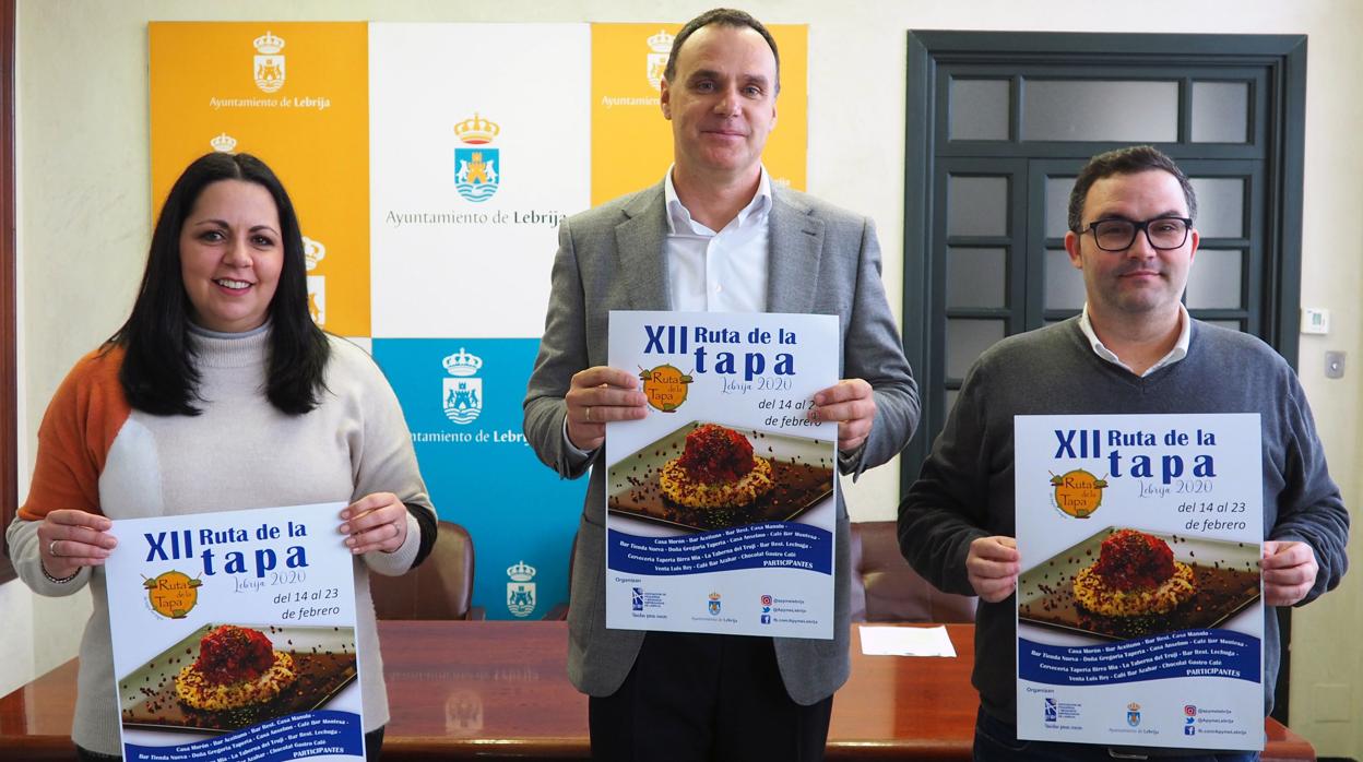 La delegada municipal de Comercio, Cristina Fernández, el alcalde, José Benito Barroso, y el presidente de Apyme, Miguel Marín