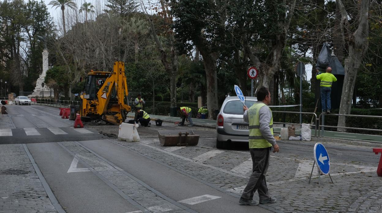 Los técnicos de Fomento, durante la retirada de uno de los badenes.