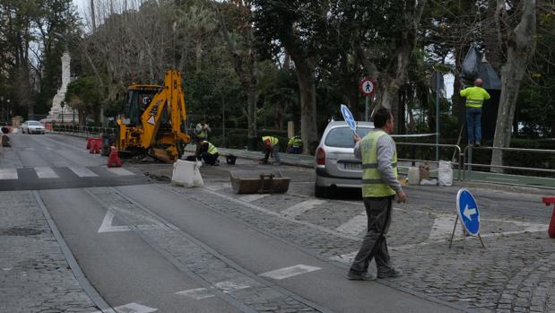 Comienza la retirada de los badenes en el centro de Cádiz