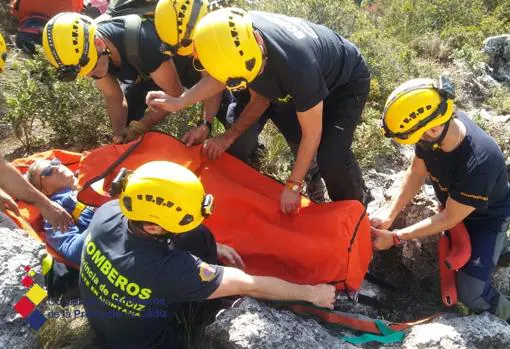 Los bomberos rescatan a un parapentista herido en Algodonales