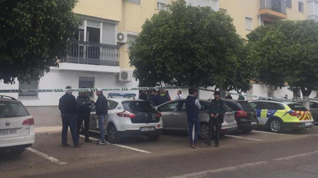 La Guardia Civil acordonó la entrada de la vivienda de los ancianos mientras realizaban la inspección ocular