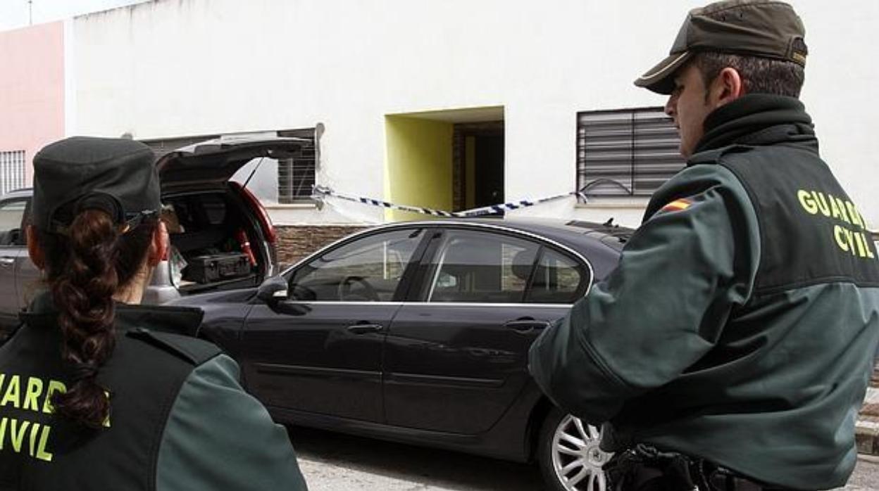 Dos agentes frente a la casa de la víctima en La Rinconada