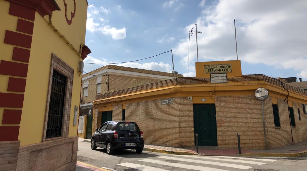 La entrada del colegio Cervantes en Dos Hermanas