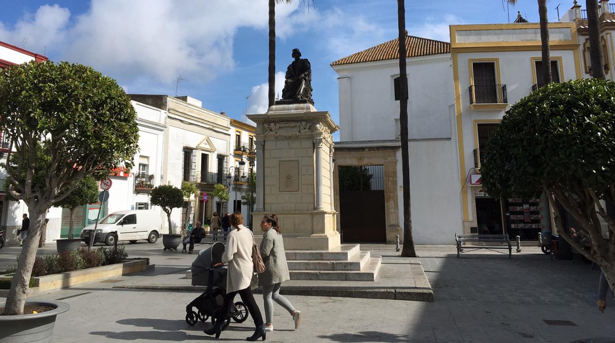 Monumento a Elio Antonio de Nebrija en la plaza de España de su ciudad natal, última obra del escultor sevillano José Lafita Díaz