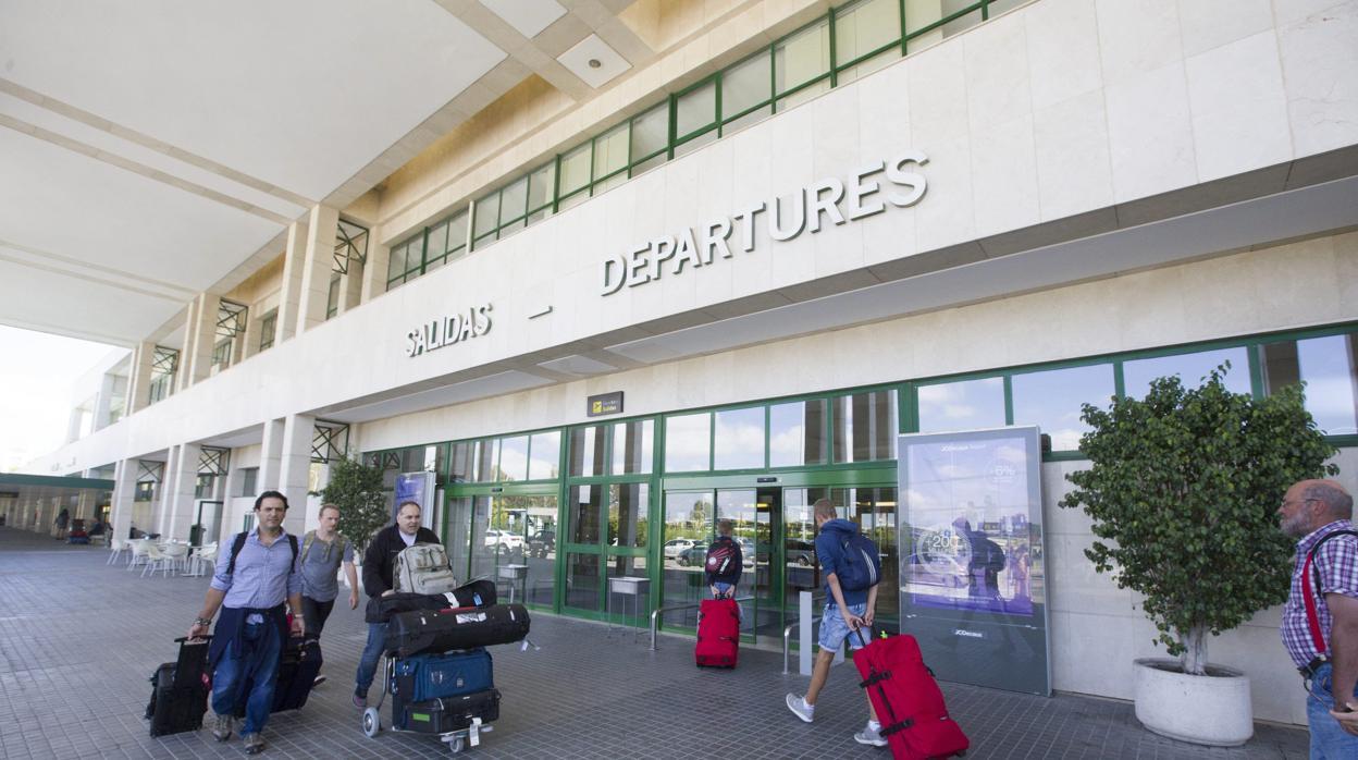 Pasajeros al salir de la terminal del aeropuerto de Jerez.