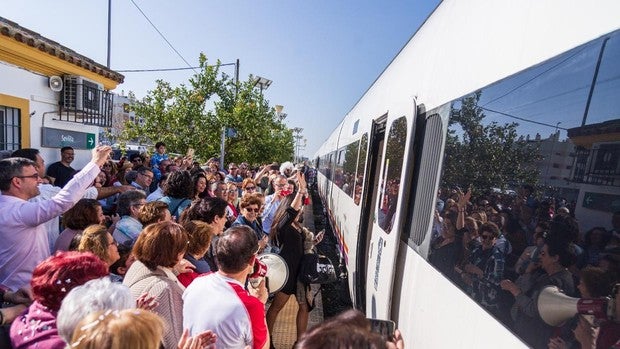 Fiesta con banda de música para recibir a los nuevos trenes que ahora paran en Arahal