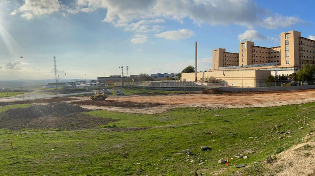 Las obras de construcción de la zona de aparcamientos anexa al hospital comarcal de Osuna ya han dado comienzo