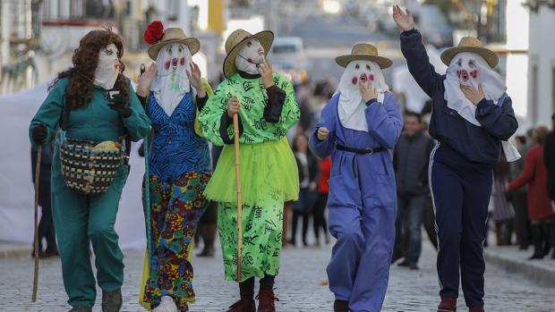 Fuentes de Andalucía celebra desde el jueves su Carnaval con sus máscaras, coplas y murgas