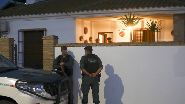 Cinco detenidos, 104 fardos de hachís y dos armas: operación en Sanlúcar de Barrameda