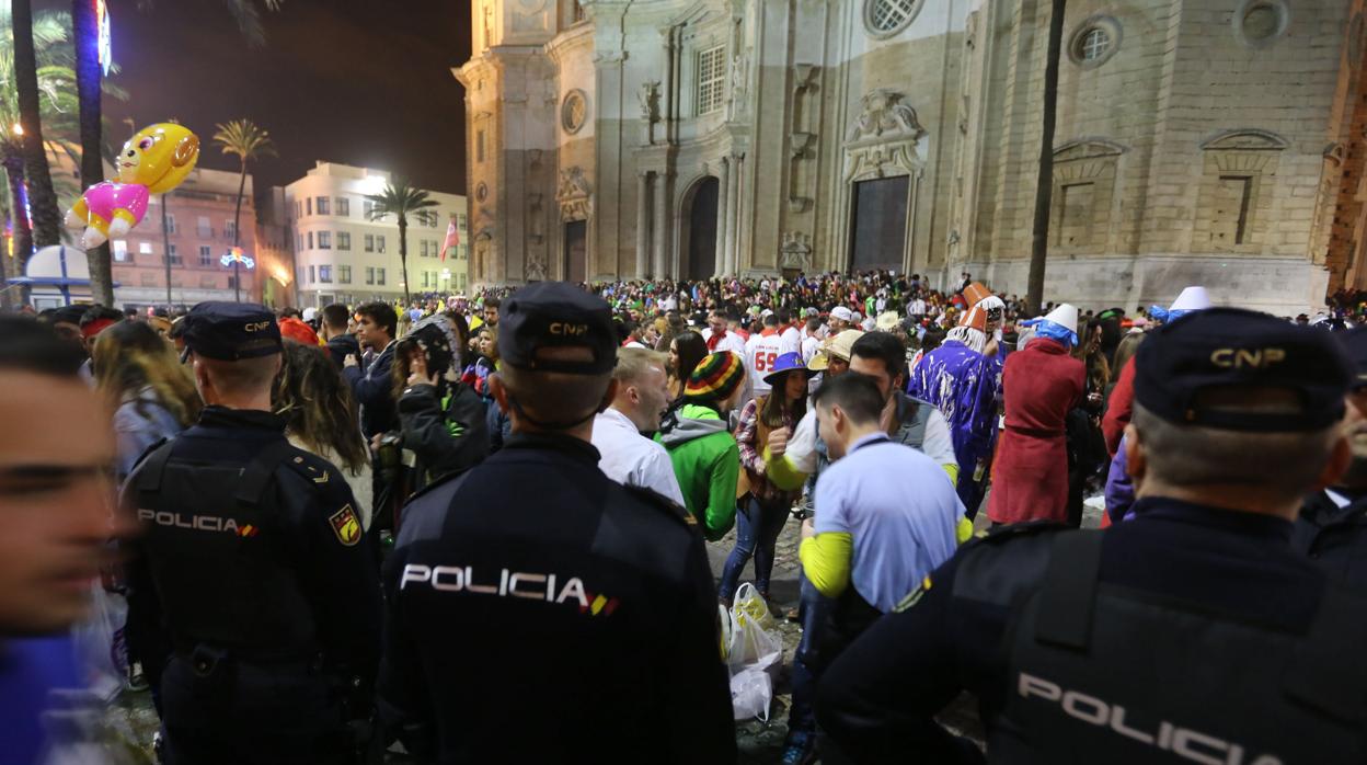 Agentes de la UPR, durante el sábado de Carnaval en la plaza de la Catedral.