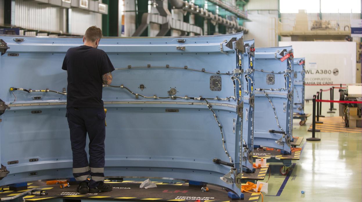 Un trabajador se emplea durante su jornada laboral en la factoría de Airbus en El Puerto.