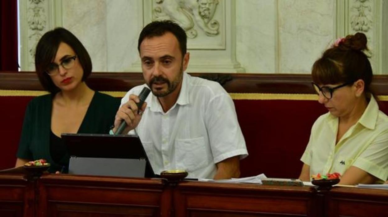 El concejal de Deportes, José Ramón Páez, en un pleno municipal.