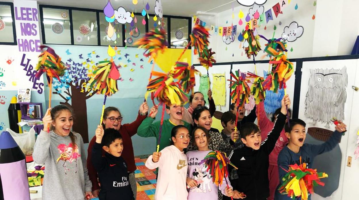 Los alumnos del CEIP Profesor Juan Carlos Aragón muestran sus plumeros