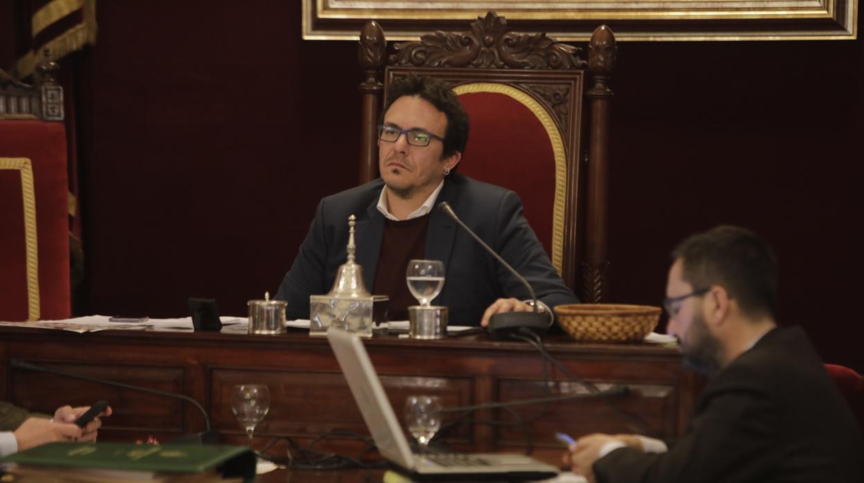 El alcalde, en el pleno municipal de este jueves celebrado en el Ayuntamiento.