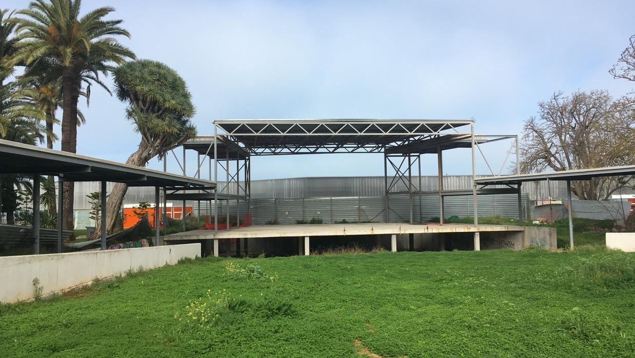 Imagen del estado actual del teatro Pemán, en total estado de abandono.