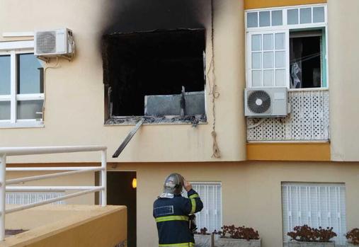 Vecinos de las víctimas: «Vimos muchísimo humo que salía de una de las ventanas»