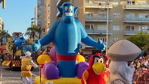 Multitudinaria cabalgata de carnaval en Cádiz