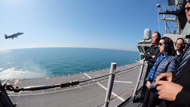 La ministra de Defensa participa en las maniobras Gruflex-20 en la Bahía de Cádiz