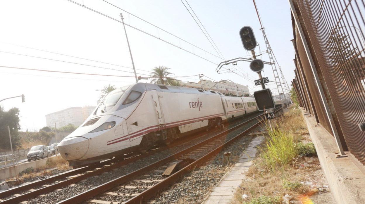 Uno de los trenes Alvia que une Cádiz con Madrid