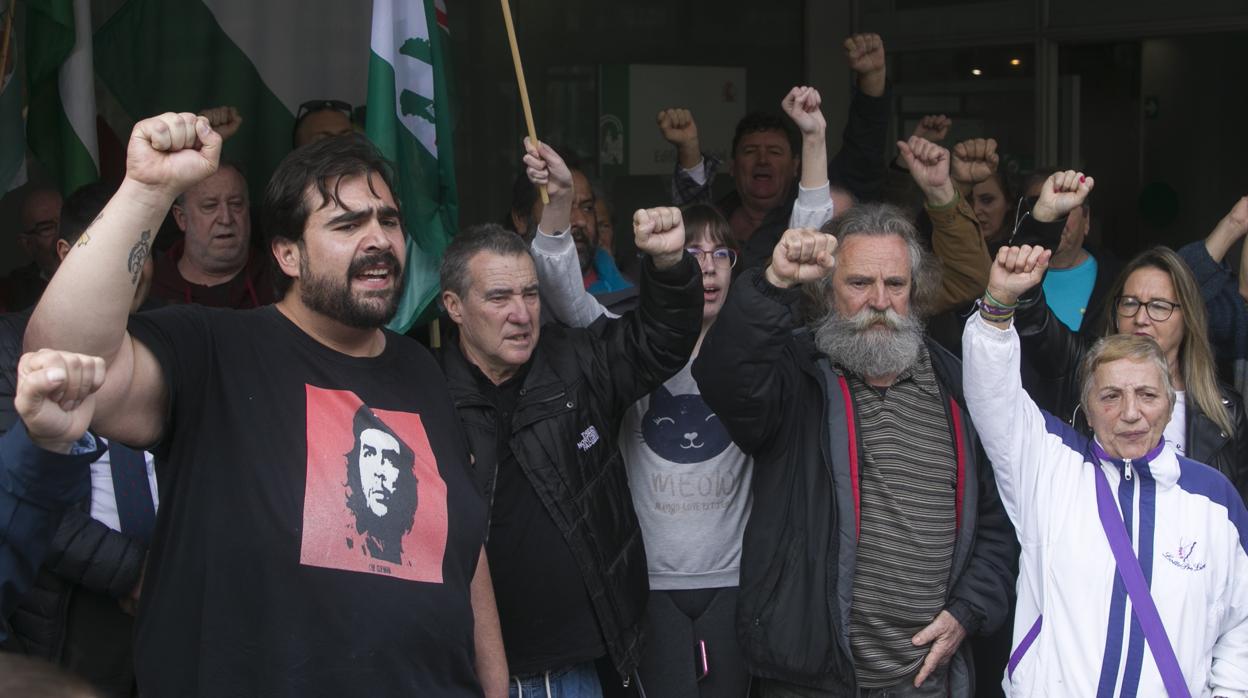 Manifestación de algunos de los acusados, entre ellos Óscar Reina, a las puertas del juzgado