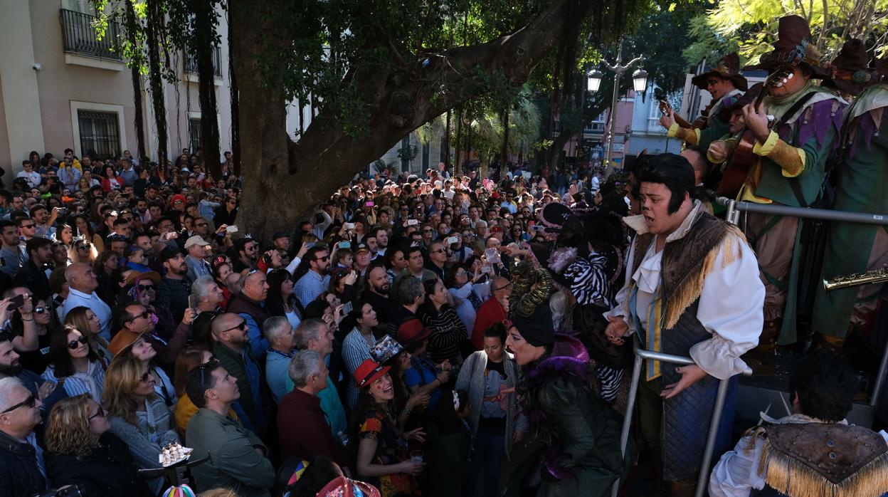 Centenares de personas disfrutando del pasado Lunes de Coros