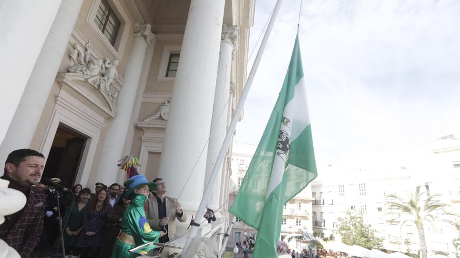 David Palomar canta el himno de Andalucía en el acto del Ayuntamiento de Cádiz