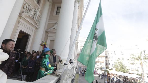 David Palomar canta el himno de Andalucía en el acto del Ayuntamiento de Cádiz