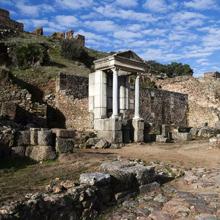 Templo de cuatro columnas