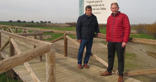 El delegado municipal de Medio Ambiente, David Pan, y el alcalde de El Cuervo, Francisco José Martínez, en la laguna de Los Tollos