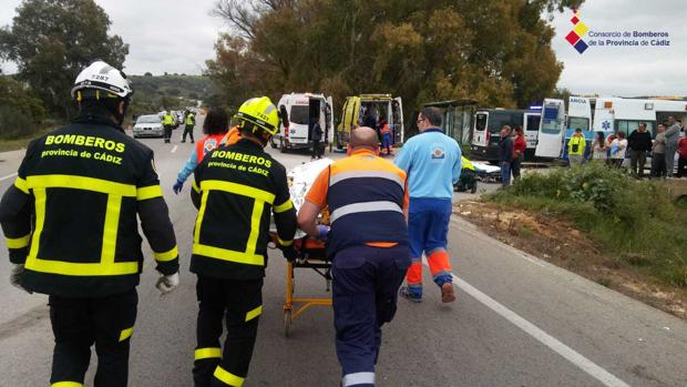 Dos personas graves tras el choque frontal de dos vehículos en la A-372 en Arcos