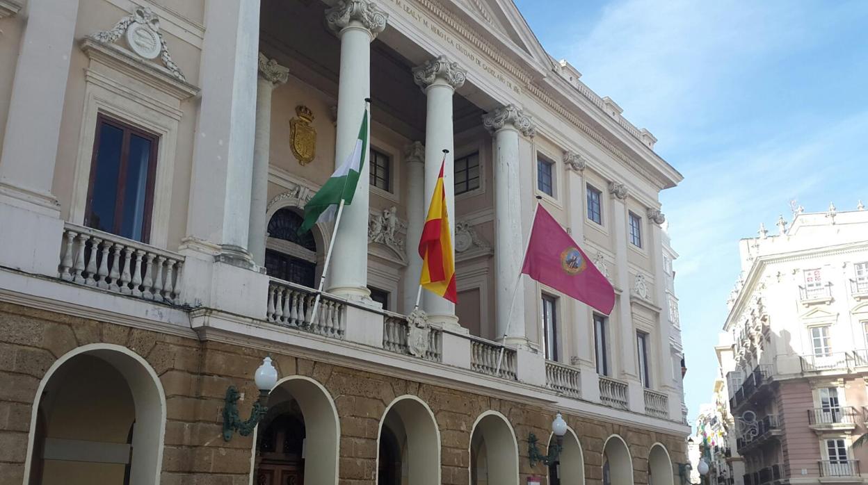 La bandera de España ya ha sido repuesta en la fachada del Ayuntamiento de Cádiz.