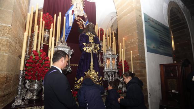 Los besapiés de las cofradías de Cádiz, amenazados por el coronavirus