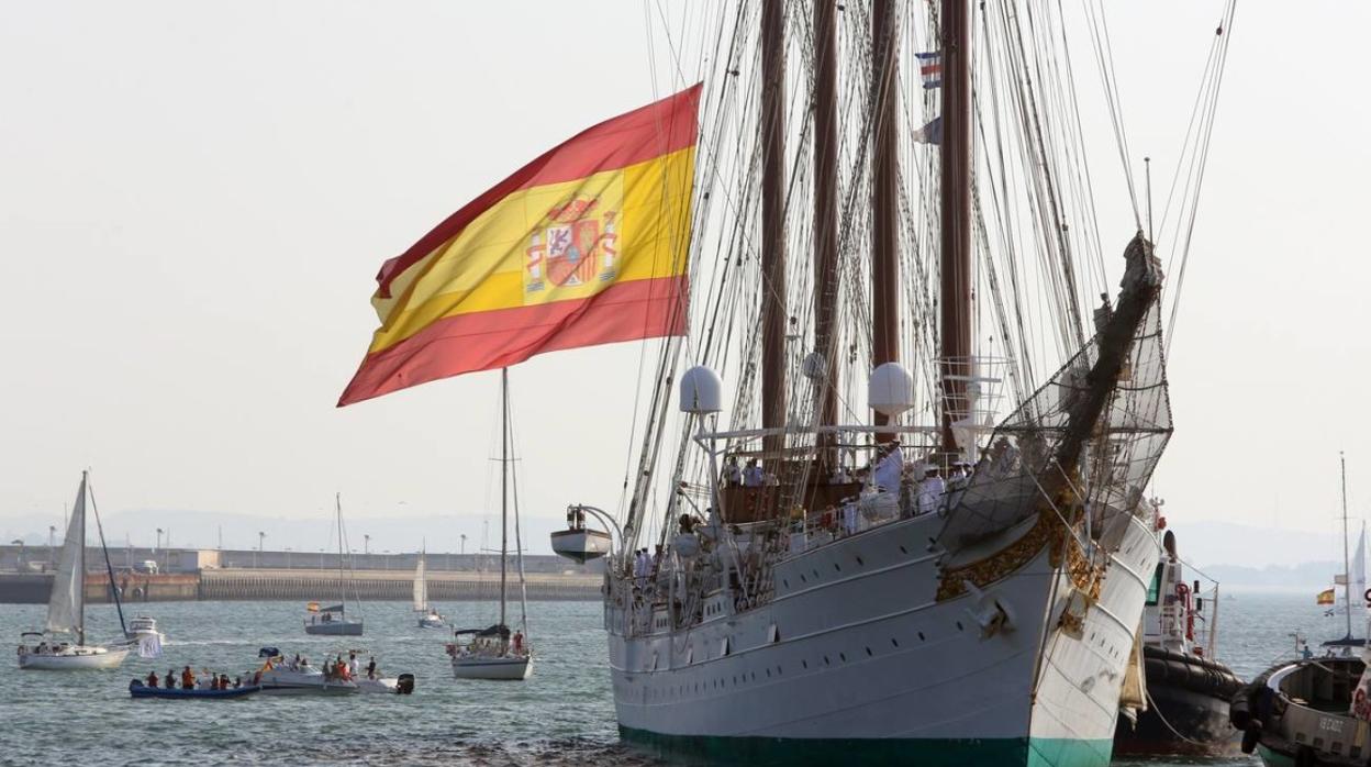 El Juan Sebastián de Elcano zarpando del muelle de Cádiz.