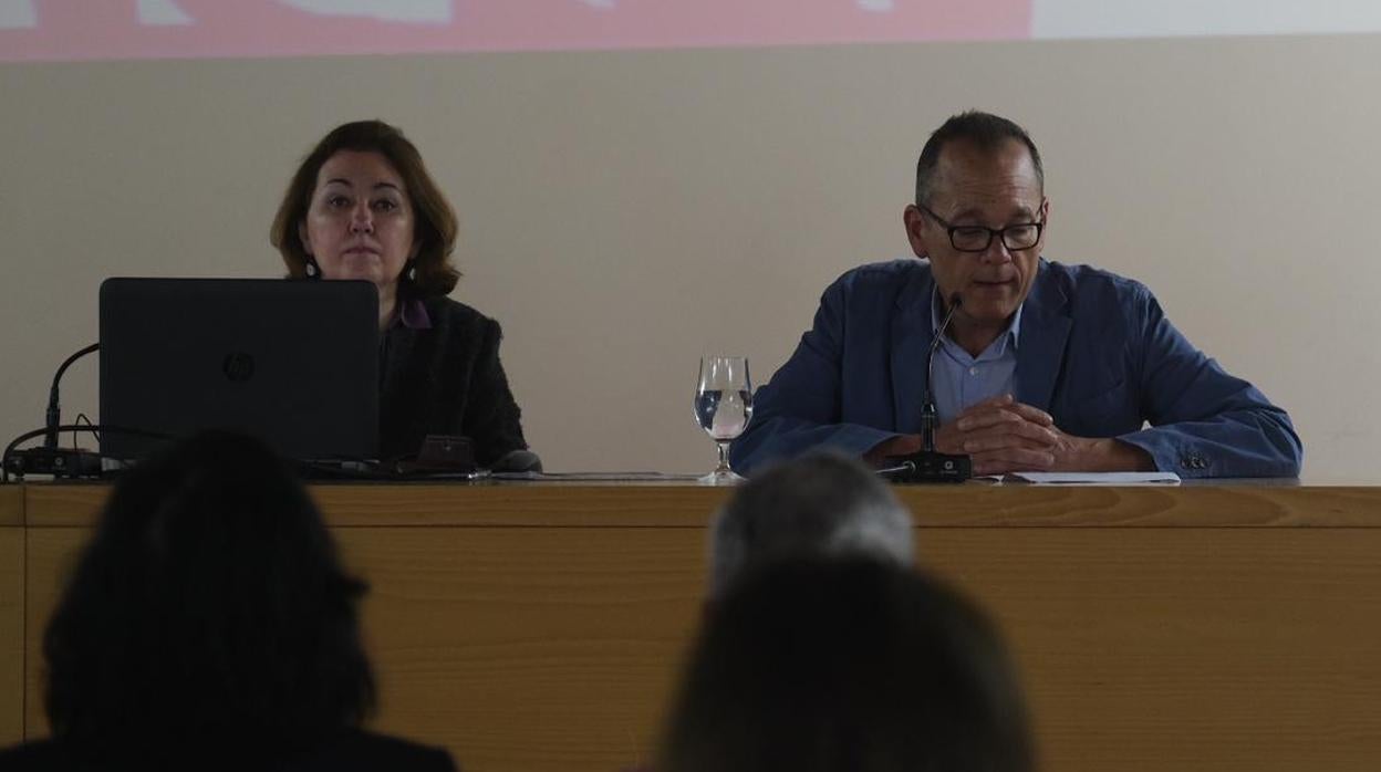 La profesora de Literatura de la UCA, Marieta Cantos, con el presentador