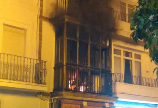 Un espectacular incendio calcina la planta superior de la emblemática «Confitería Cordero» de Utrera