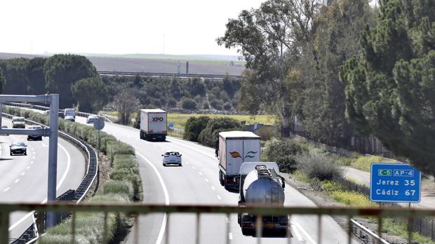 El fin del peaje aumenta un 30% el tráfico de vehículos en la autopista de Sevilla a Cádiz