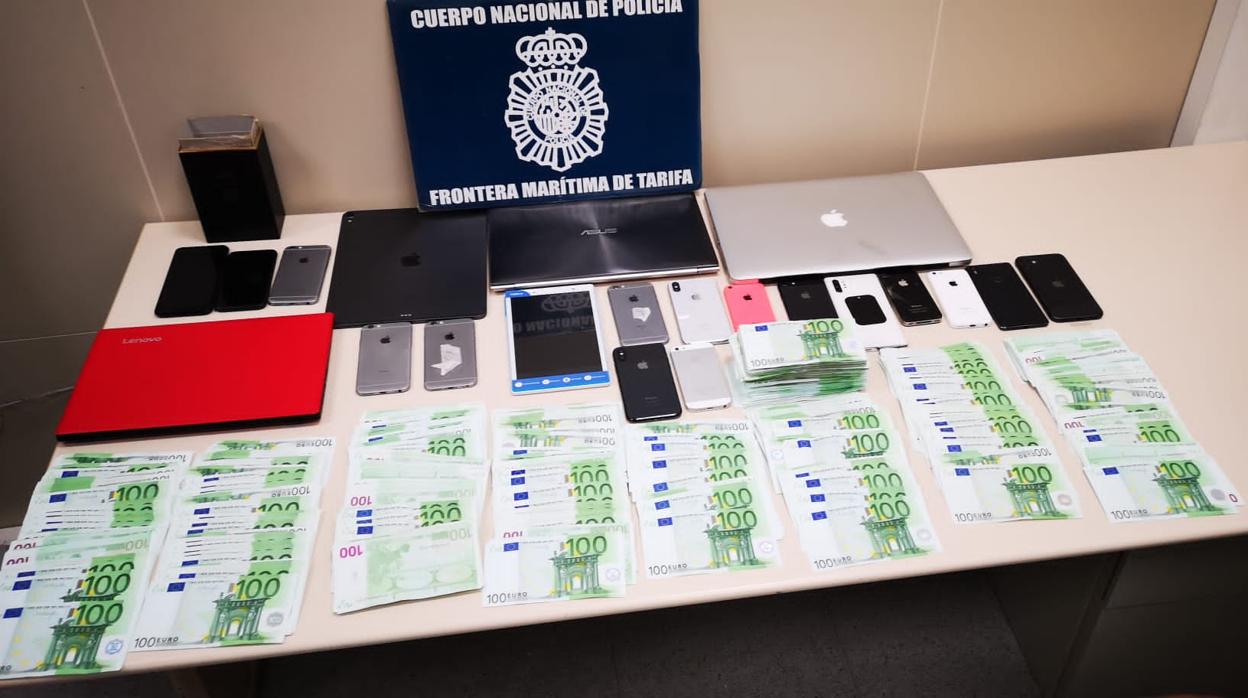 Entre las pertenencias de los detenidos la Policía se incautó de casi 100.000 euros, ordenadores y smartphones.