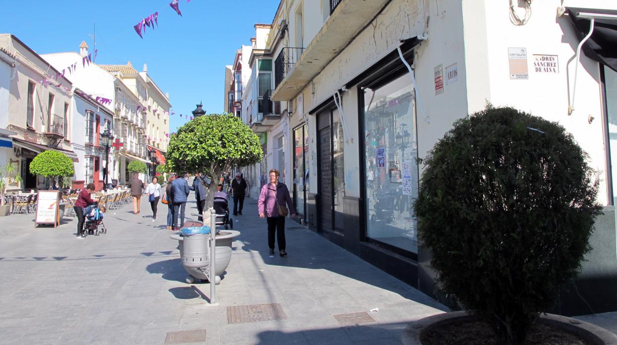 Locales cerrados y sin actividad en la calle Arcos, la más comercial del centro de Lebrija