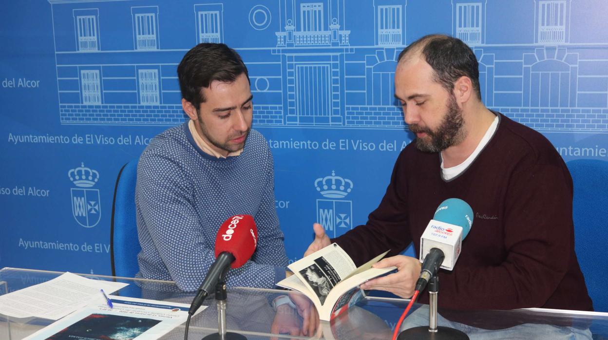 El delegado de Cultura, Carlos Rodríguez, junto al escritor local, Manuel J. Palma