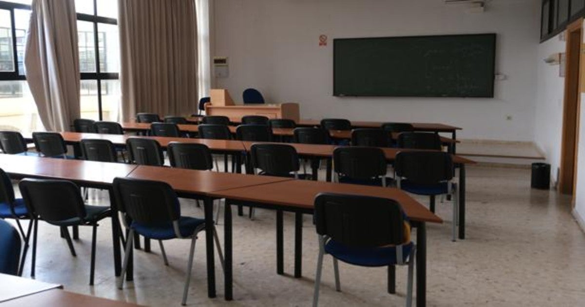 La facultad de Filosofía y Letras estaba ayer practicamente vacía, tras el anuncio de la suspensión de clases.