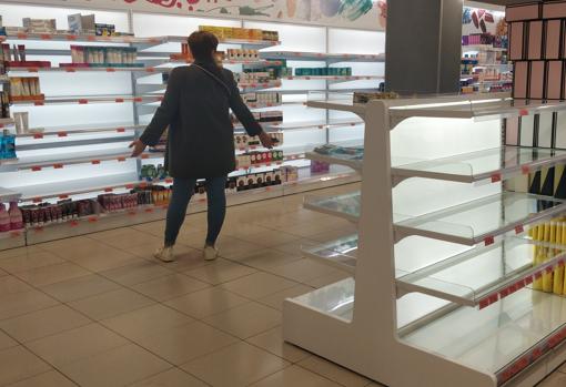 La crisis del coronavirus desborda los supermercados y las farmacias de Cádiz