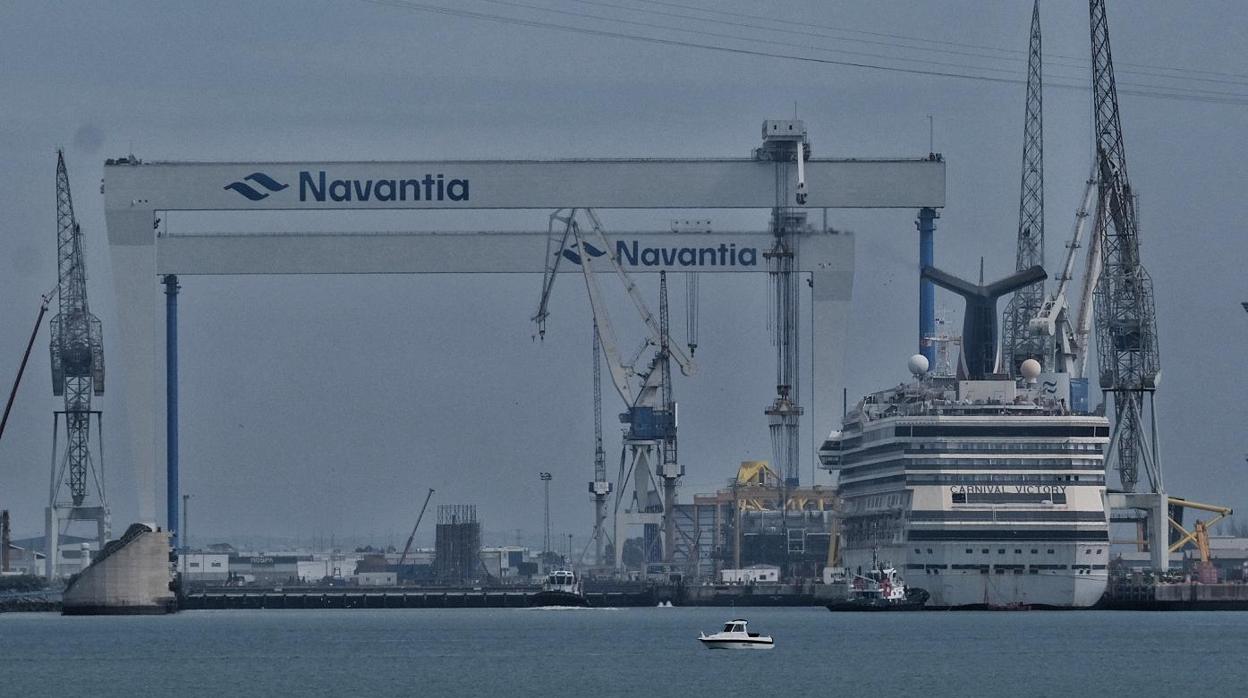 El 'Carnival Victory' se encuentra en el muelle de servidumbre del astillero de Puerto Real