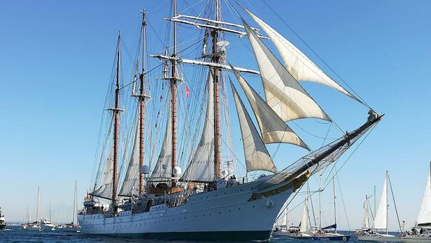 El Elcano llega a Miami, última escala de un viaje marcado por el coronavirus