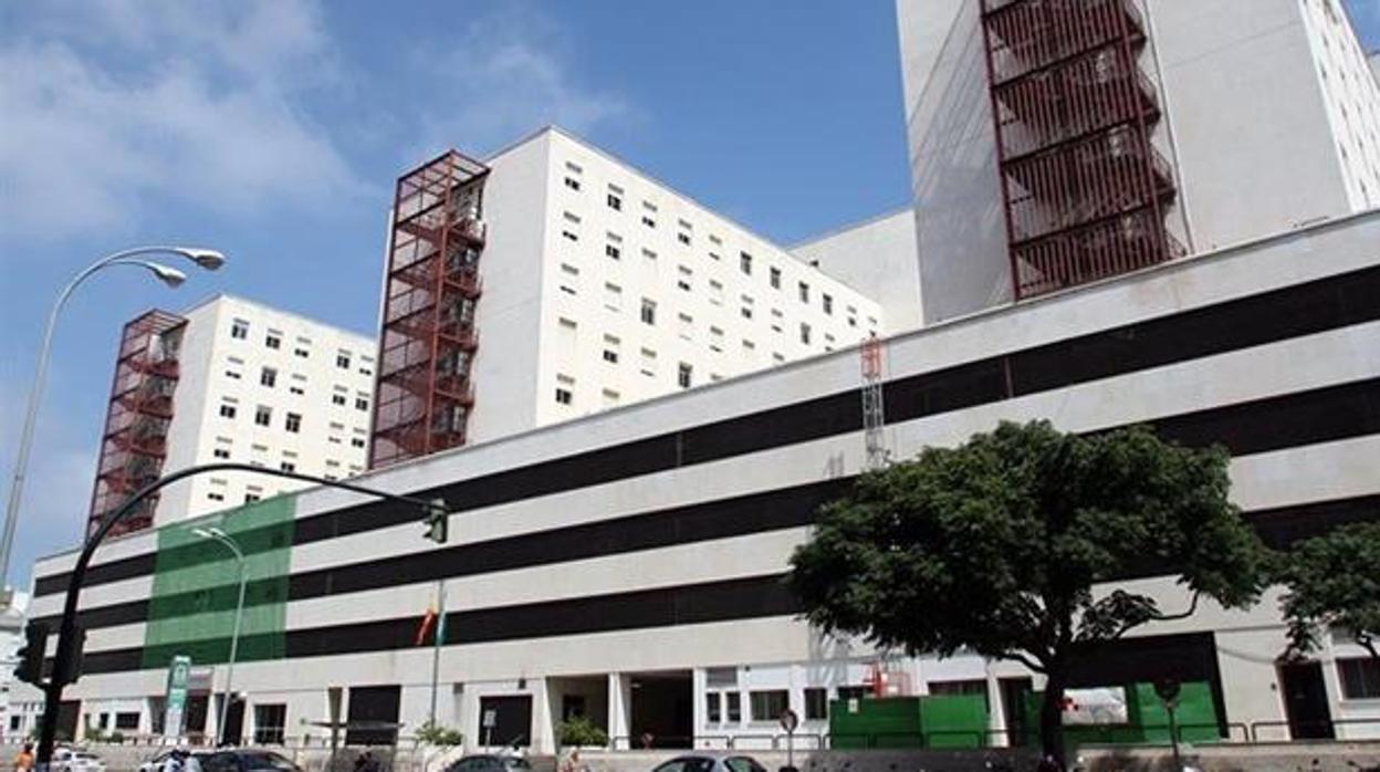 Fachada del hospital Puerta del Mar de Cádiz.