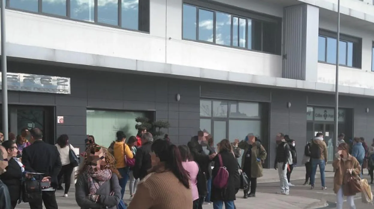 Salida de los trabajadores de las dependencias en el polígono de Jerez