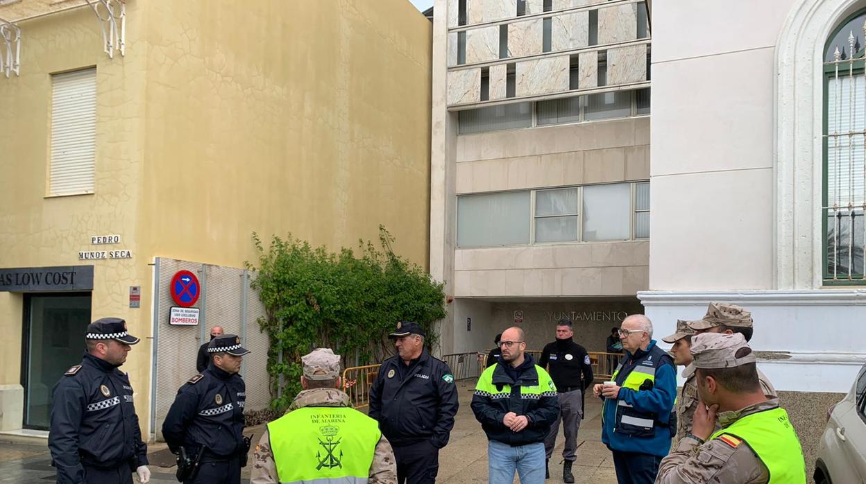 Reunión del alcalde con los mandos de las Fuerazs Armadas y la Policía Nacional