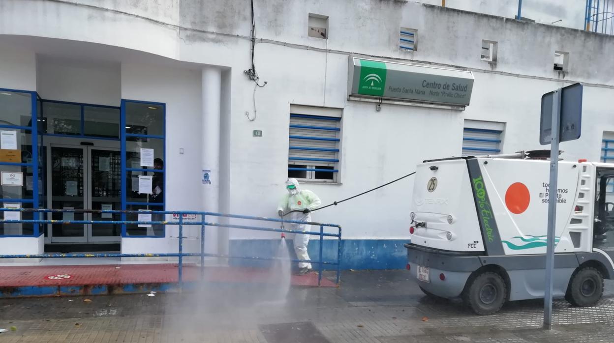 Labores de desinfección en el Centro de Salud de la Zona Norte (Pinillo Chico).