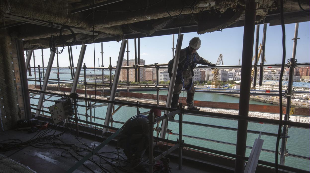 Trabajadores de subcontratas trabajan en la obra de un crucero en Cádiz