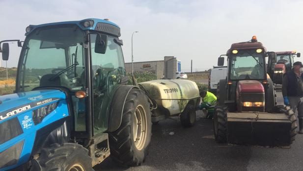 Los agricultores de la provincia de Sevilla usan sus tractores para desinfectar los pueblos contra el coronavirus