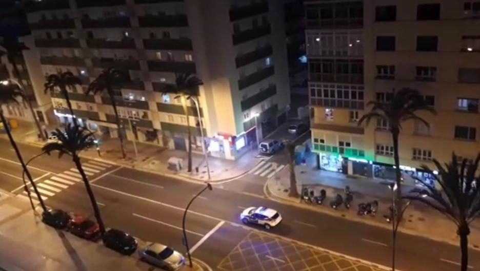 VÍDEO: Aplausos en Cádiz para los sanitarios, al que se suman los servicios de emergencia